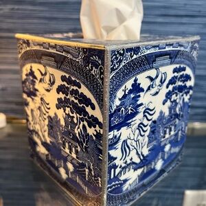 Chic Blue and White Chinoiserie Tissue Box Cover